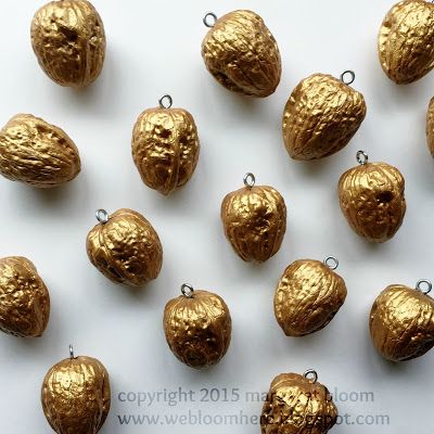 we bloom here: tutorial :: a golden walnut garland Walnut Decoration Christmas, Walnut Crafts Christmas, Christmas Nuts Decoration, Walnut Diy Crafts, Walnut Christmas Decorations, Walnut Christmas Ornaments, Walnut Garland, Walnuts Christmas, Walnut Decoration