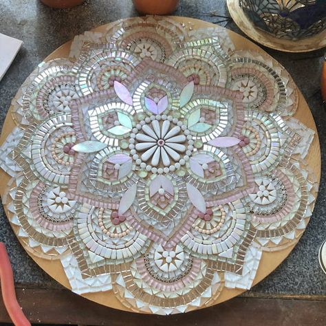 Mosaic Mandala Ideas, Mosaic Round Table Top, Mosaic Table Top Designs Patterns, Mandala Mosaic Patterns, Mosaic Mandalas, Mosaic Table Top Designs, Stained Glass Mandala, Mosaic Plate, Mosaic Patio Table