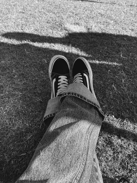 Old school vans and baggy skate jeans Vans Old Skool Aesthetic, Vans Aesthetic Outfit, Vans Outfit Aesthetic, Old Skool Vans Outfit, Vans Old Skool Outfit, Aesthetic Skater, Vans Aesthetic, Old School Aesthetic, Skate Jeans