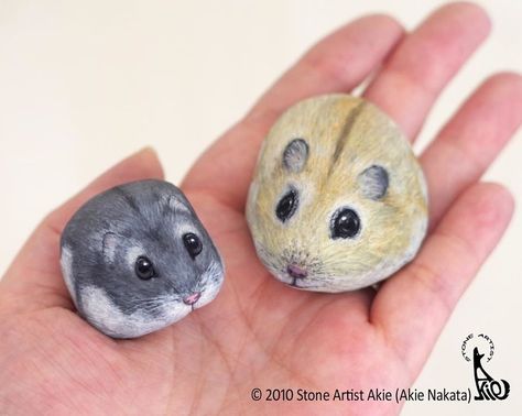 This Japanese Artist Turns Stones Into Art And The Result Is Incredible (New Pics) Painted Animals, Friend Painting, Rock Painting Tutorial, Painted Rock Animals, Stone Art Painting, Rock Painting Patterns, Pet Rocks, Rock Painting Designs, Stone Crafts