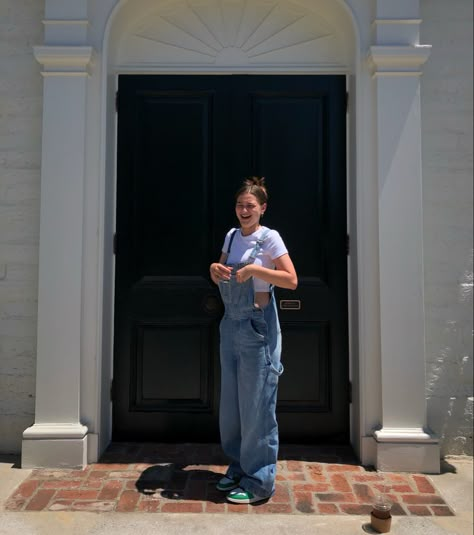 Overall Farm Outfit, Chic Overalls Outfits, Baggy Dungarees Outfit, Dungarees Outfit Summer, Denim Jumpsuit Outfit Summer, Dungarees Outfit Aesthetic, Farm Fits, Overall Outfits Summer, Overalls Outfit Spring