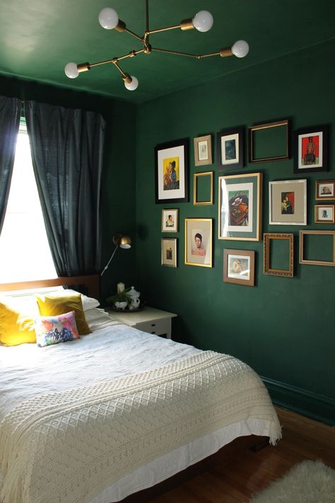 8 Bold Paint Colors You Have to Try in Your Small Bedroom Green Bedroom Walls, Green Bedroom Design, Bold Paint Colors, Dark Green Walls, House Vibes, Green Bedroom, Bedroom Walls, Green Walls, Bedroom Idea