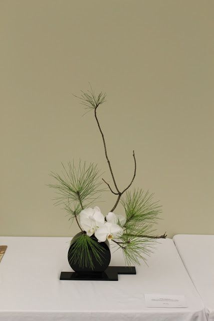 hanamai, the ikebana blog: Ikebana -- Living Flowers, Living Art, an exhibit Art Floral Japonais, Arreglos Ikebana, Ikebana Sogetsu, Floral Art Arrangements, Sogetsu Ikebana, Ikebana Arrangements, Ikebana Flower Arrangement, Deco Nature, Ikebana Vases