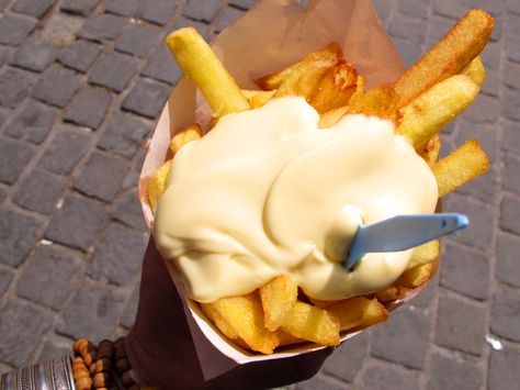 COMIDA. Bélgica. Patatas fritas belgas (no francesas) con salsa. Belgian Fries, Belgian Cuisine, Belgian Food, Dutch Food, Dutch Recipes, French Fries, Food Cravings, Mayonnaise, Brussels