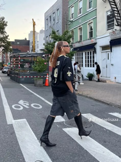 Bronx Street Style, Rally Outfit Woman, Jersey With Boots, Dancer Street Style, Album Release Party Outfit, Sports Jersey Outfit Women, R B Outfit, Weird Clothes Aesthetic, Jersey Street Style