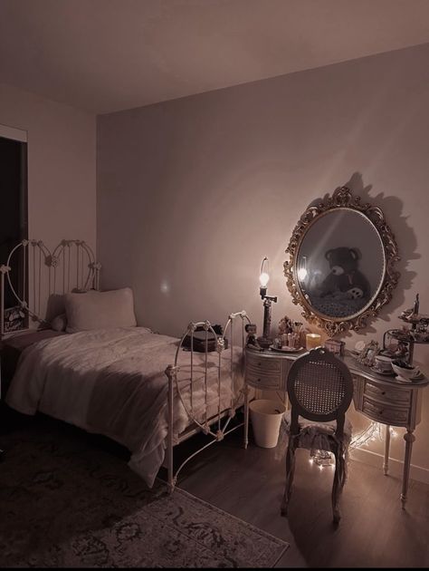 Coquette Goth Room, Dark Coquette Room Aesthetic, Vampy Bedroom, Dark Coquette Bedroom, Dark Coquette Room, Coquette Bedroom, Dream Room Decor, Coquette Room, Dark Coquette