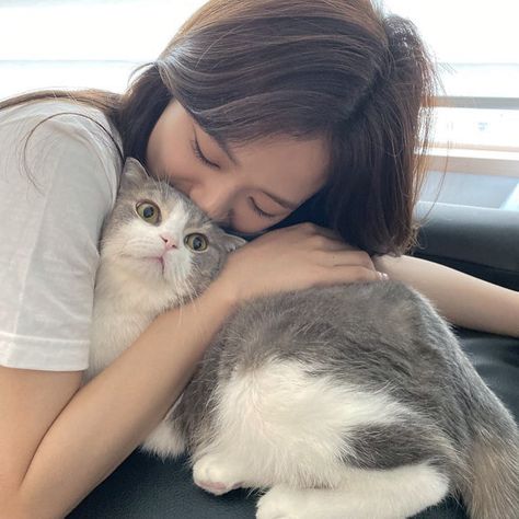 Jisoostagram on Twitter: "[INSTAGRAM CAROUSEL] sooyaaa__ : leo😻 https://t.co/1u15dSzb3W (2P) #JISOOSTAGRAM… " Playing With Fire Blackpink, Jisoo Lq, Cat Inspiration, Image Swag, Avicii, Jisoo Blackpink, Cnblue, Boys Over Flowers, Park Chaeyoung