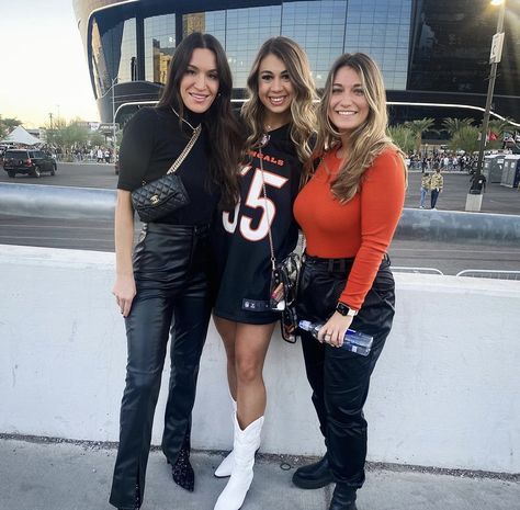 Joe Burrow Olivia Holzmacher, Joe Burrow And Olivia Holzmacher, Bengals Game Day Outfit, Bengals Outfit, Olivia Holzmacher, Nfl Wives, Singer Dr, Joe Burrow, Gameday Outfit