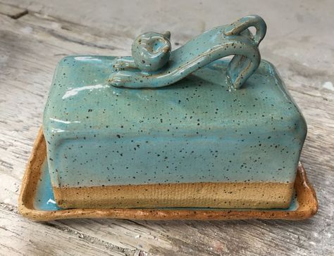 Butter Dish Pottery Ideas, Clay Butter Dish Pottery Making, Handbuilt Pottery Butter Dish, Handbuilt Butter Dish, Butter Holder Ceramics, Hand Built Butter Dish, Pottery Butter Dish Ideas, Handmade Butter Dish, Ceramic Butter Dish Handmade