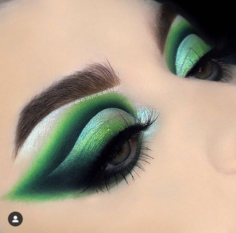 Green Goth Makeup, Fancy Eyeliner, Eyebrow Shaping Makeup, Saint Patricks Day Makeup, Teal Makeup, Eye Makeup Inspo, Glitter Makeup Looks, Purple Eye Makeup, Cute Eye Makeup