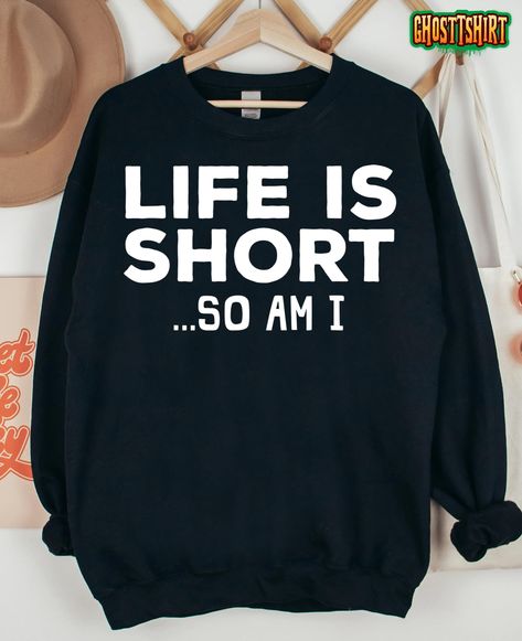 Short People T Shirt, Cool Tshirt Designs Women, Duo Shirts, Short People Humor, Funky Shirts, Friends Sweatshirt, Short People, Short Design, Cute Shirt Designs