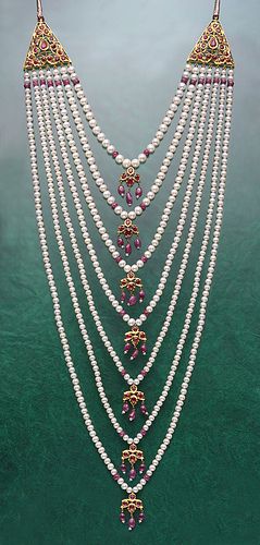 Hyderabadi Satlada Satlada Necklace, Hyderabadi Jewellery, Layered Jewellery, Hyderabadi Jewelry, Pearl Chains, Jodha Akbar, Rings Ideas, Wedding Jewellery Collection, Gold Necklaces