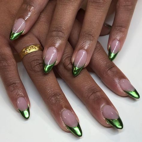 Green Nails Polygel, Poison Ivy Inspired Nails, Green French Chrome Nails, Jade Green Nail Designs, Green Chrome Nails Short, Chrome Green French Tip Nails, Green And Gold Almond Nails, Cute Green Acrylic Nails, Shiny Green Nails