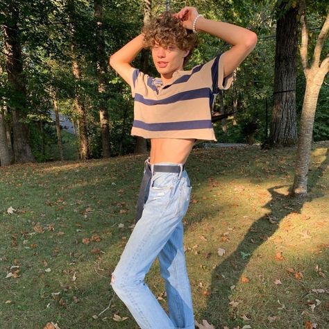 Guy In Crop Top, Gay Outfits, Lollapalooza Outfit, Boys In Crop Tops, Male Crop Top, Gay Outfit, Male Models Poses, Half Shirts, Crop Top Outfits