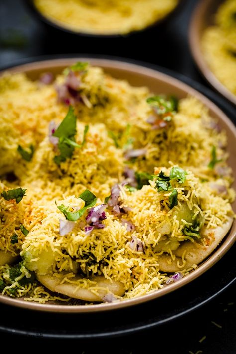 Sev Puri Recipe | Sev Batata Puri Chaat | Indian Street Food Indian Chaat Photography, Delicious Food Images, Chaat Indian, Easy Corn Recipes, Nashta Recipe, Sev Puri, Delicious Food Image, Marathi Culture, Puri Recipe