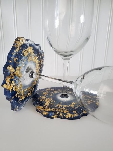 Wine Glass Diy, Elegant Wine Glasses, Elegant Wine, Champagne Flute Set, Glass Diy, Diy Resin Projects, Resin Ideas, Resin Design, Epoxy Resin Crafts