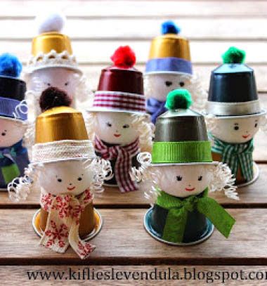 Coffee pod elf girls - adorable recycling Christmas craft for kids Recycle Coffee Pods, K Cup Crafts, Coffee Pods Crafts, Nespresso Crafts, Recycled Paper Crafts, Tin Can Crafts, Cup Crafts, Easy Christmas Crafts, Craft Tutorial