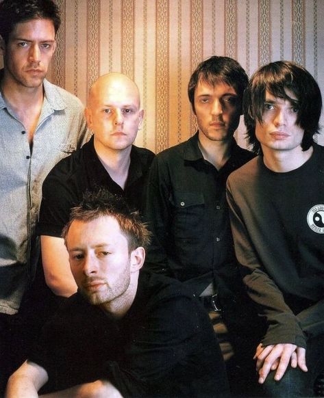 theryre so cute in this phoot #radiohead #thomyorke #colingreenwood #jonnygreenwood #edobrien #philipselway Ed O'brien, Colin Greenwood, Radiohead Just, Thom Yorke Radiohead, Jonny Greenwood, Thom Yorke, The Strokes, Weezer, Radiohead