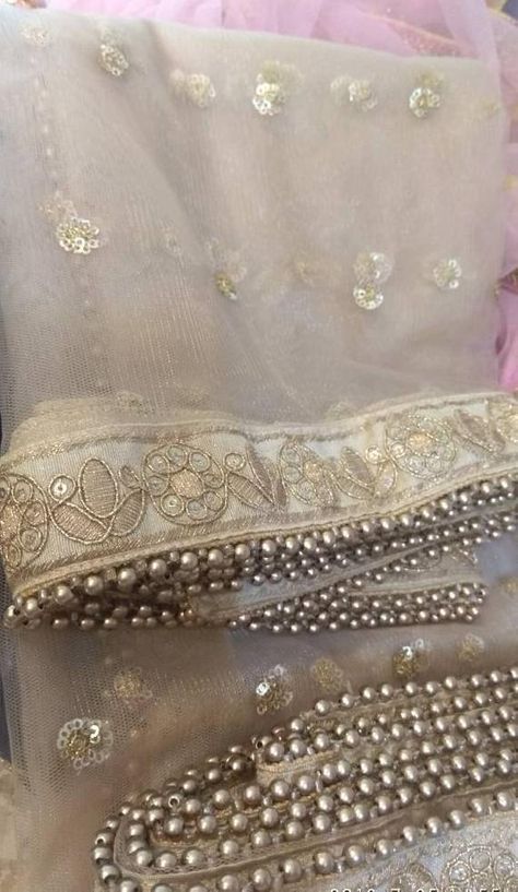 Net Dupatta Designs, Dupatta Ideas, Duppattas Designs Ideas, Golden Dupatta, Indian Wedding Bridesmaids, Fancy Scarf, Coffee Hair, Simple Saree Designs, Suit Salwar