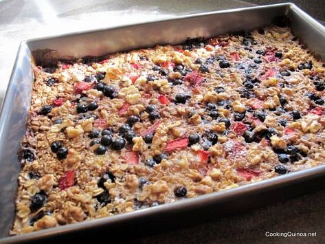 Baked Quinoa Breakfast with Oatmeal Berry Casserole, Baked Quinoa, Quinoa Oatmeal, Quinoa Recipes Breakfast, Berry Breakfast, Quinoa Breakfast, Oatmeal Breakfast, Breakfast Bake, Baked Oatmeal