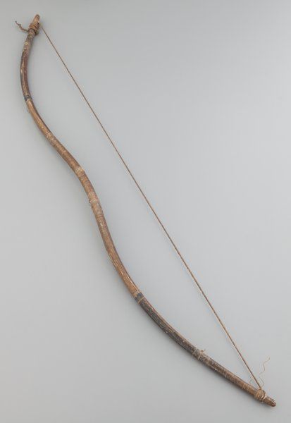 American Indian Art:Pipes, Tools, and Weapons, A PLAINS SINEW-BACKED WOOD BOW. c. 1860... Native American Bow, Native American Tattoos, Native American Regalia, American Tattoos, Recurve Bow, Indigenous Americans, Native American Artifacts, Indian Crafts, Bow Arrows