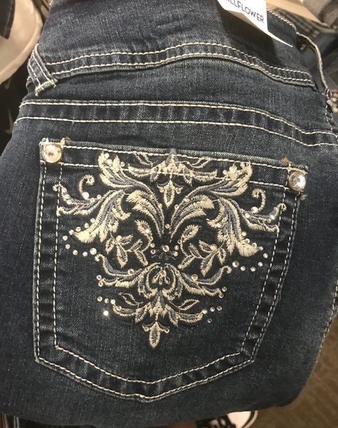 Y2k Jeans Back Pocket, Embroidery On Jean Pockets, Jeans With Back Pocket Design, Y2k Jean Pockets, Diy Jean Pockets Design, Home Coming Jeans, Jean Decorations Ideas, Painting Jeans Y2k, Bedazzled Jeans Diy