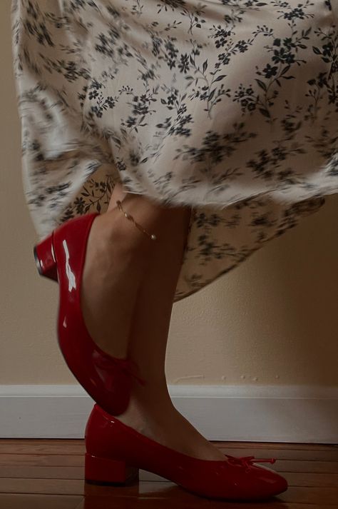 Anklet Outfit, Repetto Outfit, Red Shoes Ballet, Black Dress Red Heels, Low Heels Outfit, Red Ballet Flats Outfit, Red Flats Outfit, Red Heels Outfit, Red Ballet Shoes