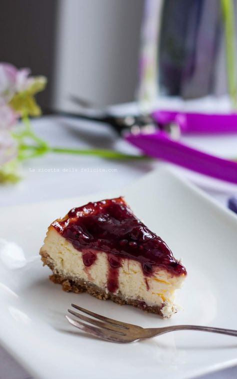 La ricetta della felicità: Cheesecake classica al forno con mascarpone Christmas Ice Cream, Delicious Holiday Desserts, Aip Desserts, Healthy Cheesecake, Blueberry Sauce, Holiday Dessert Recipes, Healthy Ice Cream, New York Cheesecake, Köstliche Desserts