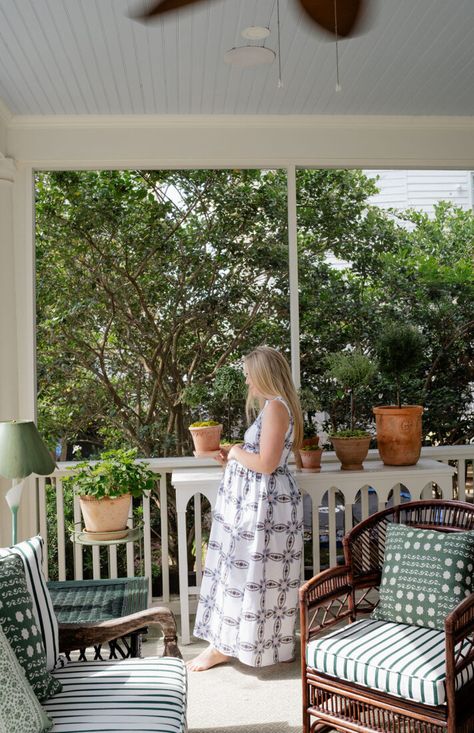 Historic Charleston Screened in Porch Reveal: A Mix of Old + New - Color By K Southern Screened In Porch, Southern Back Porch, Front Porch Seating Area, Screen Porch Decorating, Front Porch Seating, Screened In Porch Decorating Ideas, Retro Bench, Cottage Houses, Southern Porches