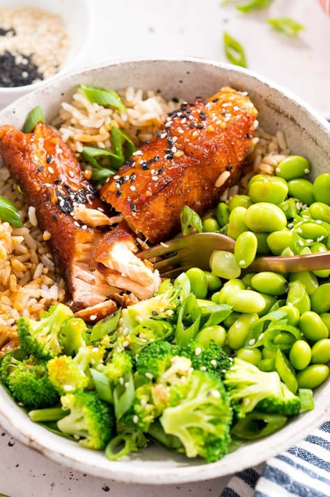 Salmon Recipes Broccoli, Vegetarian Light Meals, Cold Salmon Bowl, Healthy Mid Week Meals, Salmon Rice Bowl Meal Prep, Salmon Rice Edamame Bowl, Salmon And Edamame Recipes, Cold Rice Bowls, Cold Lunch Bowls