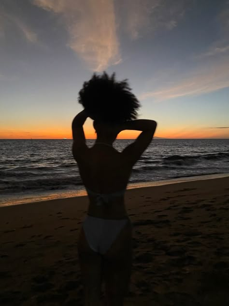 Sun beach Shower Aesthetic Black Woman, Cute Beach Pictures Black Women, Beach Photoshoot Black Women, Beach Hair Aesthetic, Beach Pictures Black Women, Romanticing Life, Baddie Pics, Vacay Pics, Cute Beach Pictures