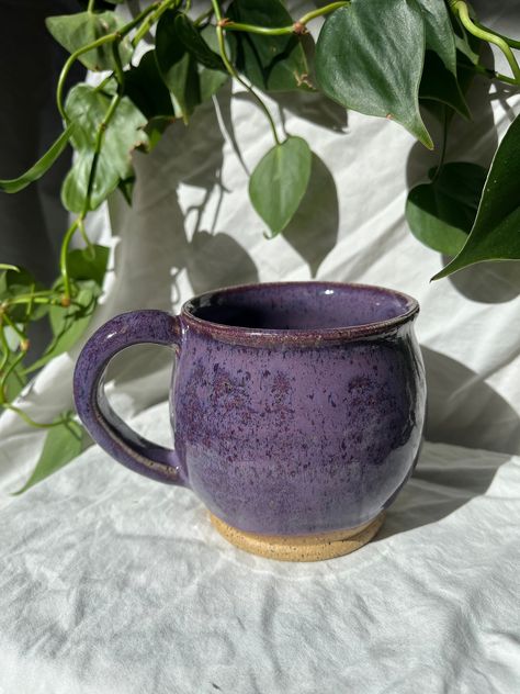 Sure to be your favorite, go-to mug! This mug fits well in your hand, is easy to drink from, and holds heat well. I use a medium toned stoneware clay that adds a speckled texture to every piece. ❖ All of the pottery at Cup of Fay is food safe and lead free, dishwasher, and microwave safe. If you want to maximize the longevity of the glaze, hand washing is recommended, as dishwasher detergents will etch the surface slowly over time and dull the finish. ❖Mugs can become hot when filled with hot liquid ❖Design/glazes on mugs will vary slightly from piece to piece.  ❖If you have any questions about an item you are interested in please do not hesitate to message me. ❖The Process: - Wheel-thrown on the potter's wheel, fired, painted/glazed and fired again. - Each piece is individually made and g Easy Glazing Ideas Pottery, Homemade Ceramic Mugs, Mugs Ceramic Pottery, Ceramic Mugs With Cool Handles, Ceramic Mug Shapes, Mug Shapes Pottery, Hand Thrown Mugs, Cool Mug Handles Pottery, Pottery Mug Designs