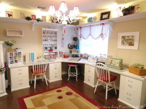 Our Home Away From Home: nicely organized craft room Sewing Room Design, Dream Craft Room, Craft Room Design, Sewing Room Organization, Quilting Room, Scrapbook Room, Craft Desk, Office Crafts, Hobby Room