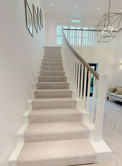 Paint Stair Railing White, White Staircase With Carpet, Stairs Landing Ideas, Painted Stair Railings, Hamptons House Interior, Stairs Remodel, Railing Makeover, House Decor Interior Design, Stair Railing Makeover