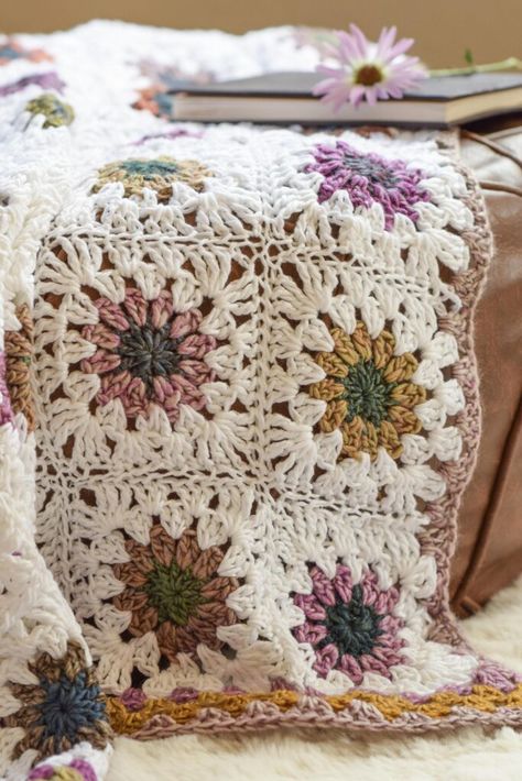 Flower Granny Square Blanket, Crochet Flower Granny Square Pattern, Granny Square Häkelanleitung, Knitting Terms, Flower Granny Square, Crochet Blanket Designs, Crochet Granny Square Blanket, Flower Blanket, Manta Crochet