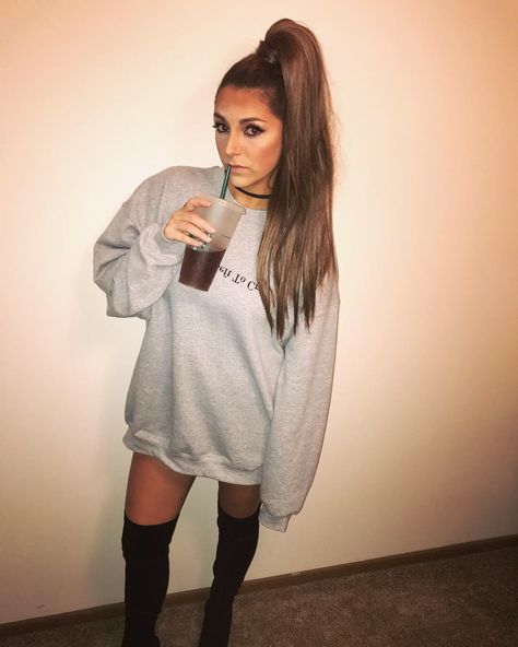 Easy Celebrity Halloween costume - Ariana Grande Ariana Grande Costume, Rainbow Halloween Costume, College Halloween Costumes, Clueless Costume, College Halloween Party, Easy College Halloween Costumes, Popular Costumes, Celebrity Costumes, Halloween Costumes College Girls