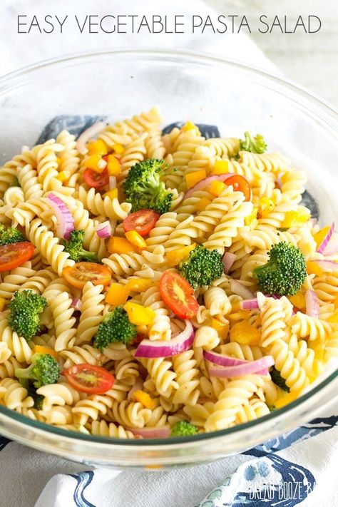 This Easy Vegetable Pasta Salad is one of my go-to summer recipes. It comes together in a snap and can be made ahead of time for a great menu addition! Easy Vegetable Pasta, Tri Color Pasta Salad, Garden Pasta Salad, Spring Pasta Salad, Vegetarian Pasta Salad, Vegetable Pasta Salads, Beef Tartare, Spring Pasta, Vegetable Salad Recipes