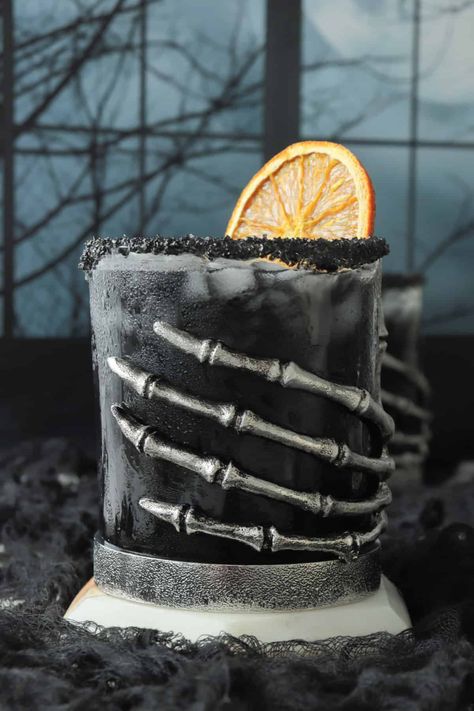 This black margarita is the perfect spooky drink for Halloween! It's made with charcoal powder which gives the drink a dark ominous color. Black Margarita, Veggie Empanadas, Feta Stuffed Peppers, Crostini Toppings, Olive Oil Crackers, Pineapple Skewer, Creamy Horseradish Sauce, Toasted Crostini, Best Party Appetizers