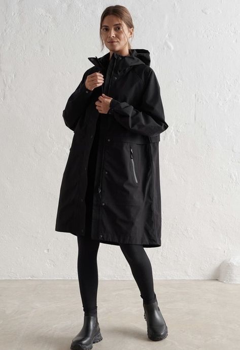 Black Rain Jacket Outfit, Black Parka Outfit, Rain Jacket Outfit, Rain Clothes, Parka Outfit, Winter Holiday Outfits, Rain Fashion, Rain Parka, Black Outerwear