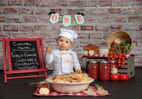 Spaghetti Smash Photoshoot, Baby Art Crafts, Birthday Pizza, Baby Chef, Baby Photography Backdrop, Cake Smash Theme, Monthly Baby Pictures, Baby Cooking, 1st Birthday Photoshoot