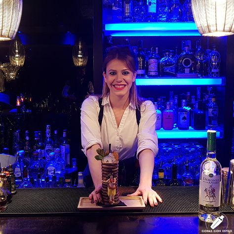 Genial y para repetir el “Cóctel 69” de la encantadora barmaid Diana Villalba, de la coctelería Klimt (Madrid), elaborado con pisco 👌🍸 #CopasConEstilo #Bartender #Cocktail #Coctelería #Cóctel #Cócteles #Madrid Female Bartender Aesthetic, Bartender Woman, Female Bartender, Bartender Cocktail, Rate Card, Fashion Grunge, Bar Party, Cocktail Bar, Anime Character