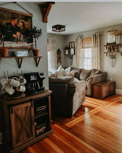 Brown And Black Farmhouse Living Room, Country Boho Living Room Decor, Western Home Decor Trailer, Hobo Farmhouse Living Room, Small Country Apartment, Rustic Country Living Room Decor, Farmhouse Decor Brown Couch, Simple Aesthetic Home Decor, Bedroom Decor Western Rustic