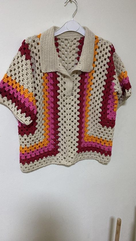 Crochet Granny Square - Crochet Motif - Crochet Patterns - Crochet Projects - Crochet Craft Crochet Shirt Pattern, Diy Crochet Cardigan, Mermaid Tail Blanket Crochet, Motifs Granny Square, Crochet Mermaid Tail, Beau Crochet, Confection Au Crochet, Crochet Knit Stitches, Autumn Ideas