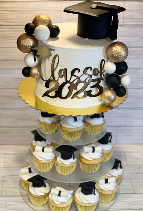 Graduation Deserts, Homemade Graduation Gifts, Baby Reveal Cupcakes, Graduation Party Treats, Graduation Bbq, Graduation Cake Designs, Graduation Party Pictures, Black And Gold Cake, Graduation Treats