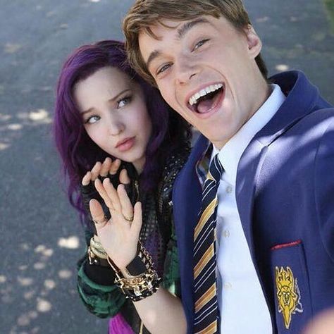 Dove and Mitchell😻♥️ mi lovveess🍓🔥 can’t wait for the loveee🌹💋 @dovecameron @mitchellhopeofficial #descendants #descendants2 #descendants3 Ben And Mal, Descendants Mal And Ben, Descendants Ben, Dove Cameron Descendants, Descendants Pictures, Mal Descendants, Disney Descendants Movie, Descendants Characters, Disney Channel Descendants