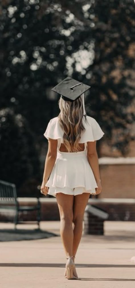 Grad Picture Outfits, Pretty Senior Pictures, Graduation Pictures Outfits, Senior Pic Ideas, Senior Pictures Dresses, Formal Skirts, Styling Skirts, Senior Portrait Outfits, Senior Year Pictures