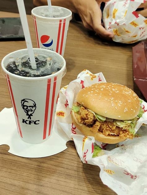 Food snaps, aesthetic snaps, food instagram story, burger snap, fake story Kfc Photo, Burger Pic, Kfc Burger, Kfc Chicken, Pen Tattoo, Photos For Profile Picture, Moon Photography, Fake Pictures, About Time Movie