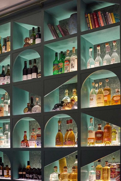 Bar Counter Design, Bar In Casa, Bar Interior Design, Bar Displays, Counter Design, Back Bar, Bar Interior, Bar Design Restaurant, Bottle Shop