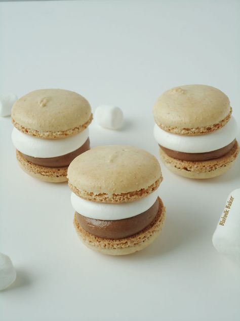 S'mores Macarons Smores Macarons, Macarons Filling, Macarons Recipe, French Macaroons, Marshmallow Cream, Macaroon Recipes, Macaron Recipe, Almond Recipes, S Mores