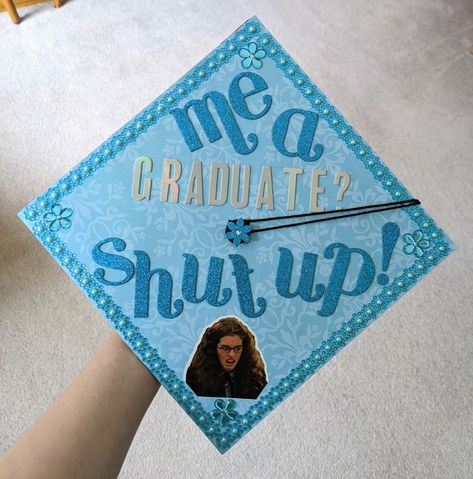 Creative Grad Cap Ideas, Princess Diaries Grad Cap, Grad Cap Inspo High School, Princess Diaries Graduation Cap, Grad Cap Ideas 2023, Mama Mia Graduation Cap, Book Graduation Cap, Grad Cap Ideas, Teacher Graduation Cap